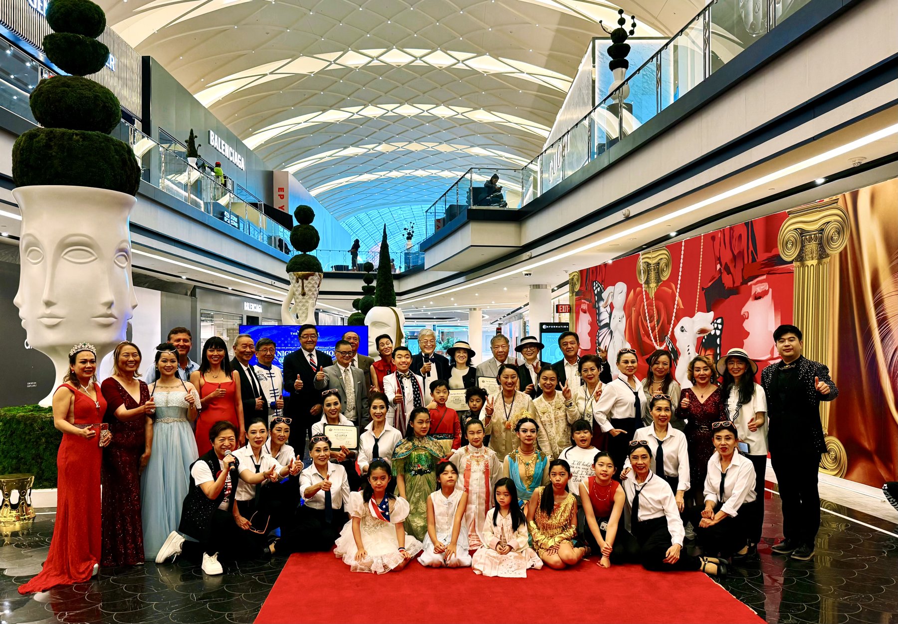 颁奖典礼嘉宾在美国梦 The Avenue 奢侈品街区合影